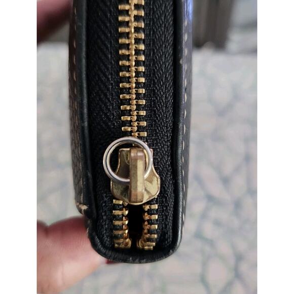 Dooney & Bourke Pebble Grain Leather Large Zip Around Wallet Clutch Black Read!! - Picture 7 of 7